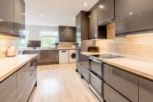 Modern Kitchen-Breakfast Room pic1- click for photo gallery